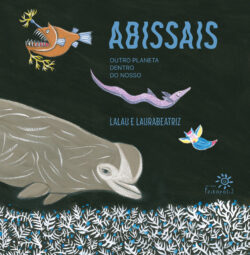 Capa do livro *Abissais – Outro Planeta Dentro do Nosso*, de Lalau e Laurabeatriz, publicado pela Editora Peirópolis. A capa tem fundo escuro e apresenta uma ilustração colorida de animais marinhos das profundezas do oceano, incluindo um peixe-pescador de dentes afiados, um peixe longo e rosado, uma baleia em tons de cinza e pequenos peixes brilhantes. Na parte inferior, há uma representação de corais brancos com detalhes azuis. O título *Abissais* está em azul, e o subtítulo 