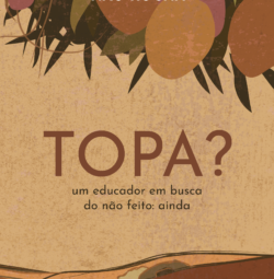 Capa do livro Topa? Um educador em busca do não feito: ainda, de Tião Rocha, publicado pela Editora Peirópolis. O título aparece em letras grandes no centro da imagem, com o subtítulo logo abaixo, em menor tamanho. O fundo tem textura terrosa e tons quentes, com ilustração de um caminho sinuoso atravessando uma paisagem de colinas. Na parte superior, há ramos de uma mangueira com frutas maduras em tons de laranja, amarelo e roxo, contrastando com o fundo bege. Nos cantos inferiores esquerdo e direito está o logotipo da Editora Peirópolis.