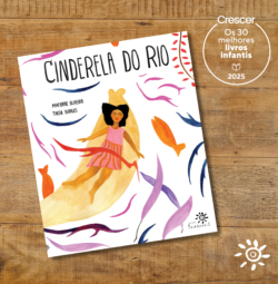 Capa do livro Cinderela do Rio, de Mafune Oliveira com ilustrações de Taisa Borges. A ilustração mostra uma menina negra de vestido rosa e cabelos soltos deslizando dentro de uma canoa dourada, rodeada por peixes coloridos e plantas aquáticas em tons de roxo, laranja e azul sobre fundo branco. O livro aparece sobre uma superfície de madeira. No canto superior direito, há um selo circular da revista Crescer indicando: “Os 30 melhores livros infantis – 2025”. No canto inferior direito, está o logotipo da Editora Peirópolis.